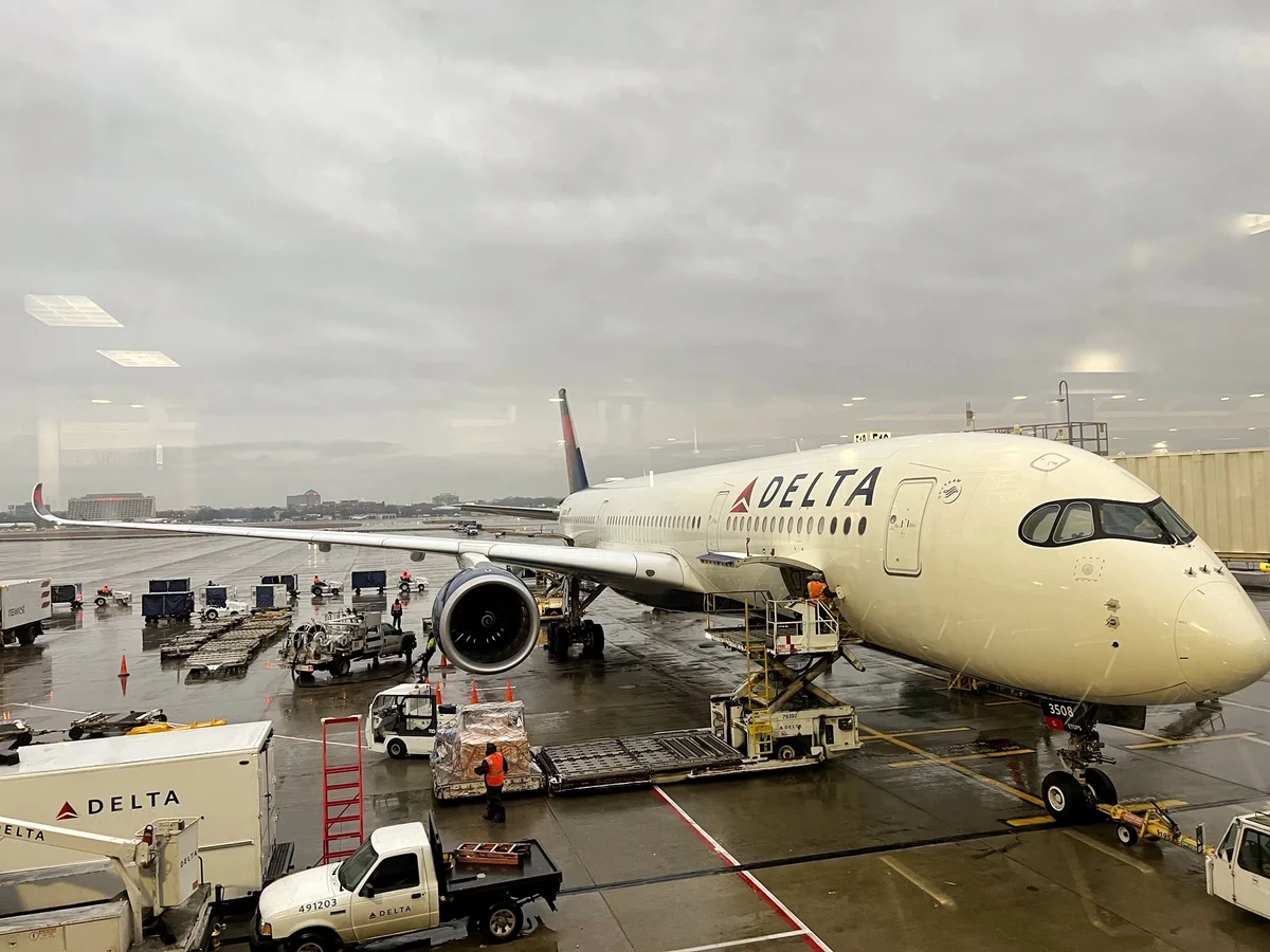 Delta-A350-900-at-ATL